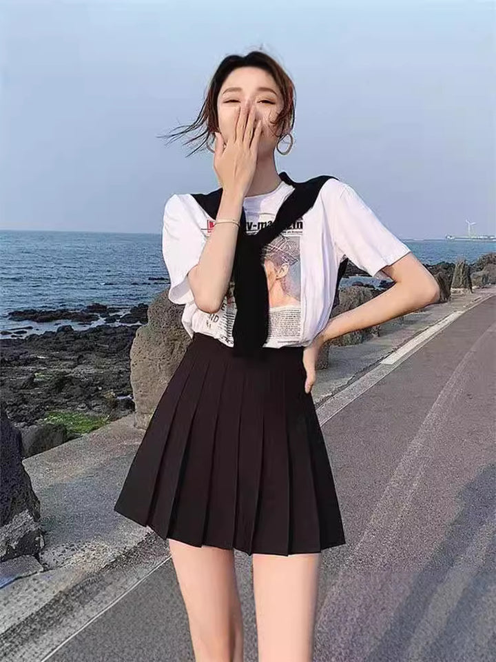 Chantilly |  Een mini rokje met pit.