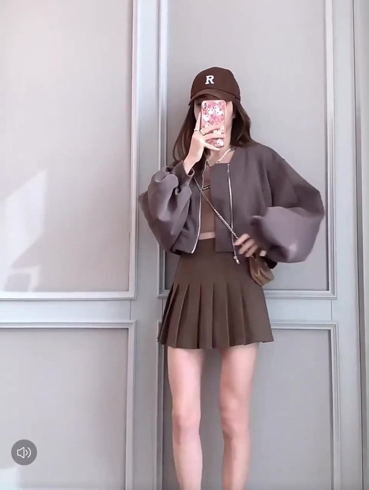 Chantilly |  Een mini rokje met pit.